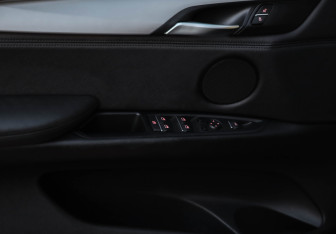 Подержанный автомобиль BMW X5 2015 года (25 фото)