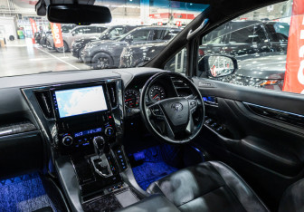Подержанный автомобиль Toyota Alphard 2018 года (12 фото)