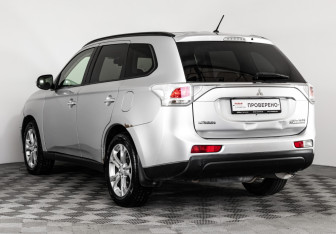 Подержанный автомобиль Mitsubishi Outlander 2013 года (7 фото)