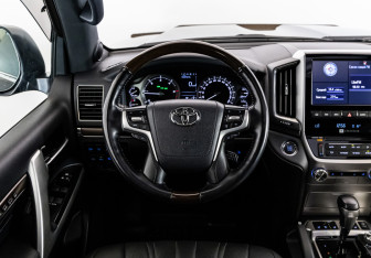 Подержанный автомобиль Toyota Land Cruiser Suv 2020 года (13 фото)