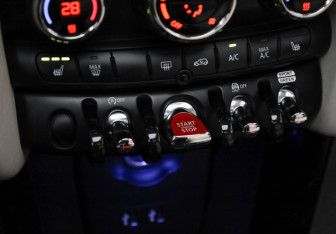 Подержанный автомобиль MINI Hatch 2019 года (22 фото)