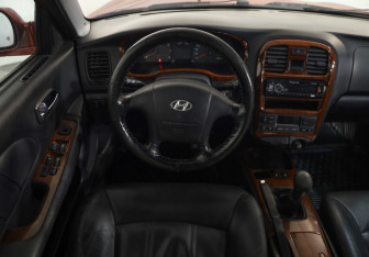 Подержанный автомобиль Hyundai Sonata 2006 года (10 фото)