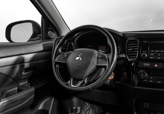 Подержанный автомобиль Mitsubishi Outlander 2018 года (15 фото)