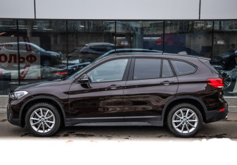 Подержанный автомобиль BMW X1 2021 года (8 фото)
