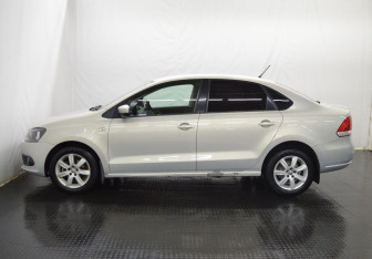 Подержанный автомобиль Volkswagen Polo Sedan 2013 года (8 фото)