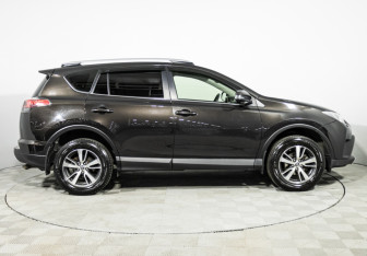 Подержанный автомобиль Toyota RAV4 2016 года (4 фото)