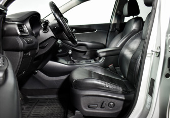 Подержанный автомобиль Kia Sorento 2016 года (10 фото)