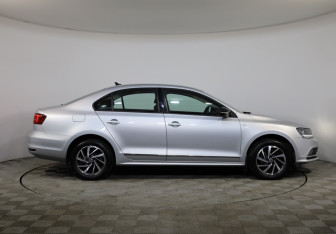 Подержанный автомобиль Volkswagen Jetta Sedan 2018 года (4 фото)
