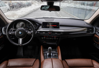 Подержанный автомобиль BMW X6 2016 года (10 фото)