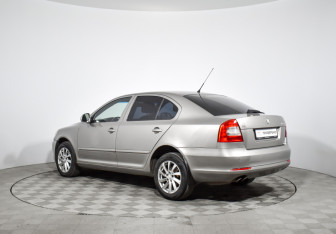 Подержанный автомобиль Skoda Octavia Liftback 2009 года (7 фото)