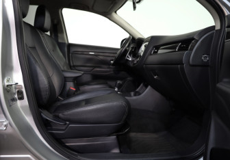 Подержанный автомобиль Mitsubishi Outlander 2015 года (27 фото)