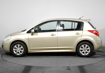 Подержанный автомобиль Nissan Tiida Hatchback 2013 года (8 фото)