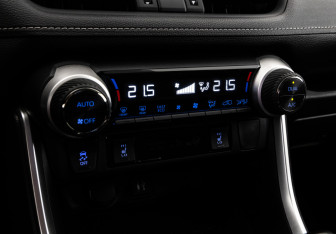 Подержанный автомобиль Toyota RAV4 2020 года (19 фото)