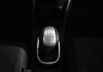 Подержанный автомобиль Nissan Tiida Hatchback 2013 года (17 фото)