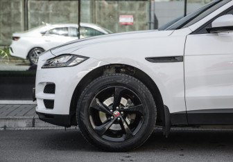 Подержанный автомобиль Jaguar F-Pace 2020 года (10 фото)