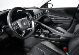 Подержанный автомобиль Hyundai Elantra Sedan 2024 года (9 фото)