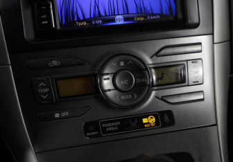 Подержанный автомобиль Toyota Auris Hatchback 2007 года (16 фото)