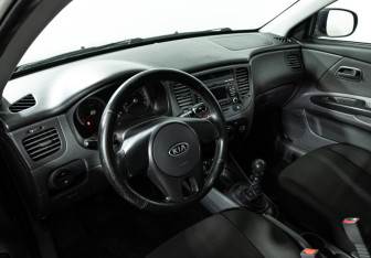 Подержанный автомобиль Kia Rio Sedan 2010 года (11 фото)