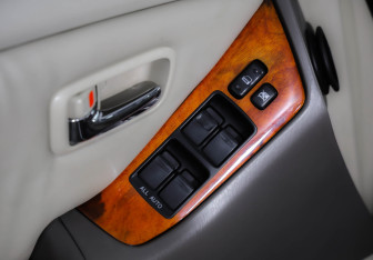 Подержанный автомобиль Lexus RX 2002 года (19 фото)