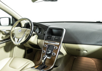 Подержанный автомобиль Volvo XC60 2016 года (9 фото)