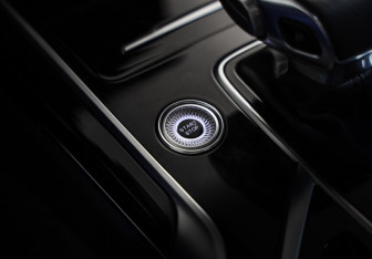 Подержанный автомобиль Hongqi HS5 2024 года (18 фото)