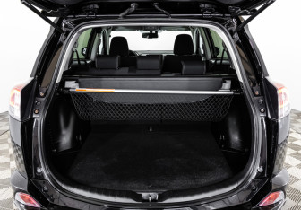 Подержанный автомобиль Toyota RAV4 2017 года (20 фото)