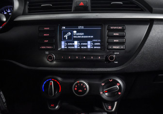Подержанный автомобиль Kia Rio Sedan 2017 года (16 фото)