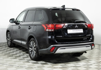 Подержанный автомобиль Mitsubishi Outlander 2018 года (7 фото)