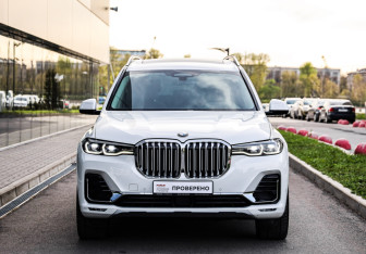 Подержанный автомобиль BMW X7 2021 года (4 фото)