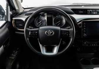 Подержанный автомобиль Toyota Hilux 2022 года (12 фото)