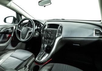 Подержанный автомобиль Opel Astra Hatchback 2013 года (12 фото)