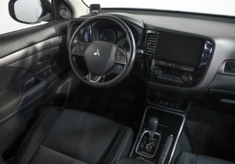 Подержанный автомобиль Mitsubishi Outlander 2017 года (8 фото)