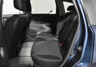 Подержанный автомобиль Nissan Note 2007 года (11 фото)