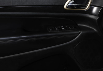 Подержанный автомобиль Jeep Grand Cherokee 2013 года (23 фото)