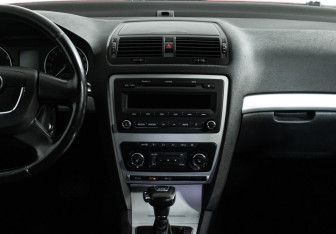 Подержанный автомобиль Skoda Octavia Liftback 2011 года (14 фото)
