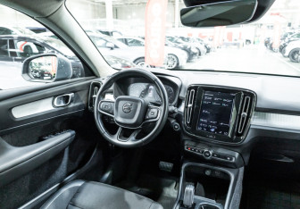 Подержанный автомобиль Volvo XC40 2019 года (16 фото)