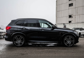 Подержанный автомобиль BMW X5 2019 года (6 фото)
