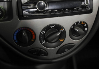 Подержанный автомобиль Ford Focus Sedan 2003 года (13 фото)