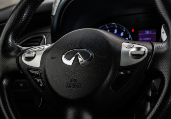 Подержанный автомобиль Infiniti QX70 2013 года (13 фото)