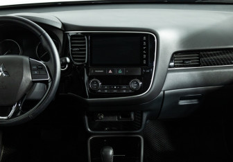 Подержанный автомобиль Mitsubishi Outlander 2022 года (14 фото)