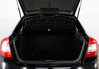 Подержанный автомобиль Skoda Octavia Liftback 2011 года (16 фото)