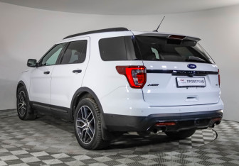 Подержанный автомобиль Ford Explorer 2015 года (6 фото)