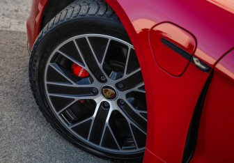 Подержанный автомобиль Porsche Taycan 2021 года (10 фото)