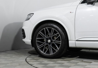 Подержанный автомобиль Audi Q7 2018 года (24 фото)