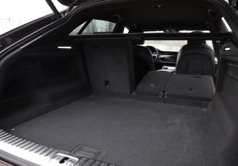 Подержанный автомобиль Audi Q8 2019 года (33 фото)