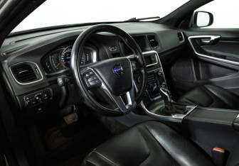 Подержанный автомобиль Volvo S60 2014 года (11 фото)