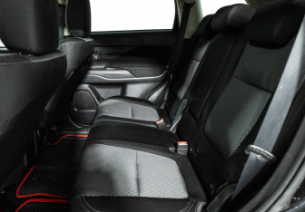 Подержанный автомобиль Mitsubishi Outlander 2019 года (10 фото)