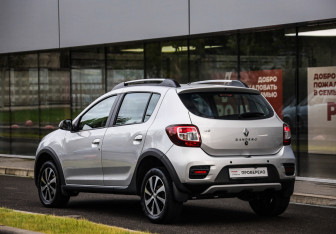 Подержанный автомобиль Renault Sandero 2020 года (8 фото)