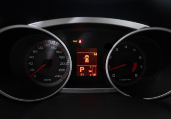 Подержанный автомобиль Mitsubishi Outlander 2006 года (12 фото)