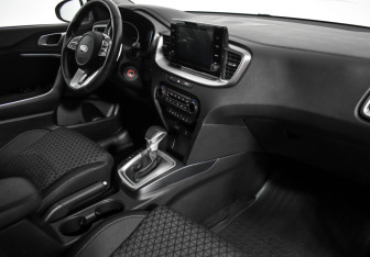 Подержанный автомобиль Kia Ceed Wagon 2020 года (13 фото)